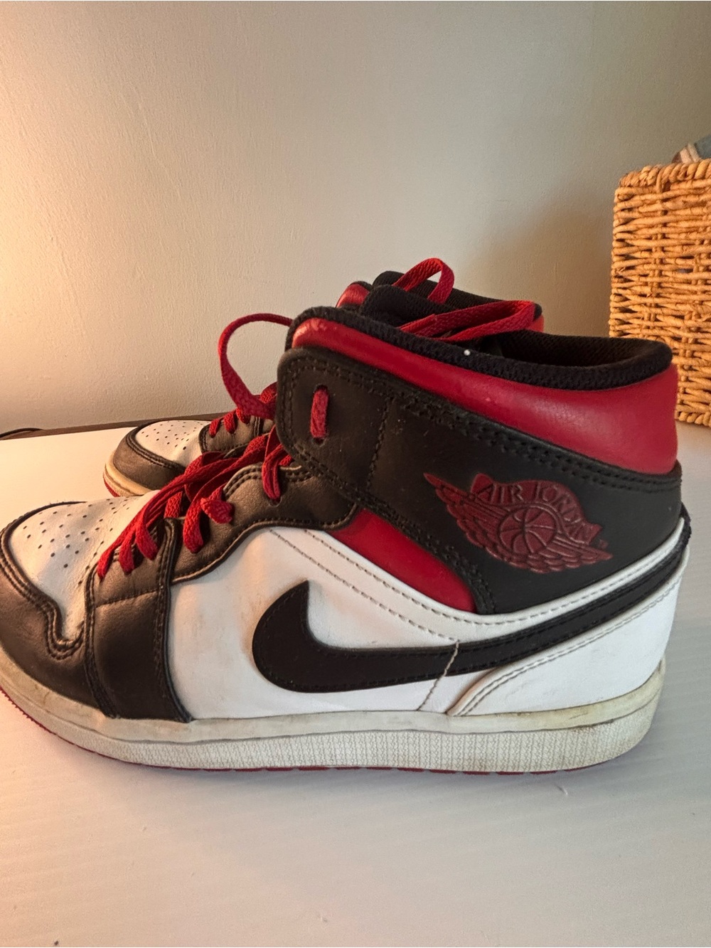 Air Jordan 1 Mid "Gym Red Black Toe" SZ 9.5 Streetwear - Picture 7 of 7